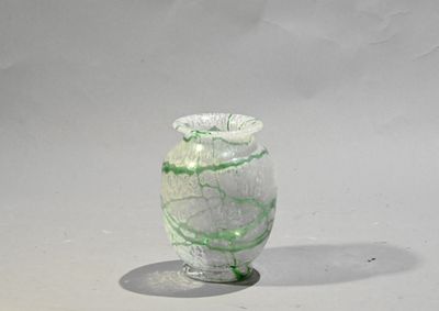 un vase en verre orné d'un motif vert et blanc