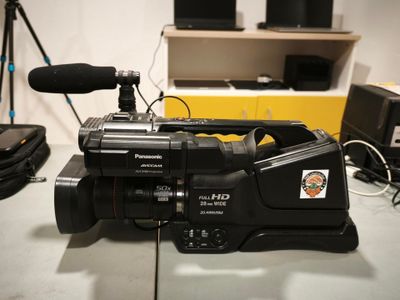 une caméra vidéo posée sur une table