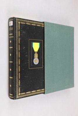 un vieux livre orné d'une médaille, posé contre un mur