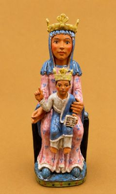 figurine représentant une femme et un enfant assis sur une chaise
