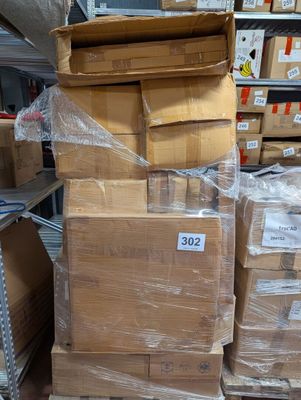 une pile de cartons posés sur une étagère dans un magasin