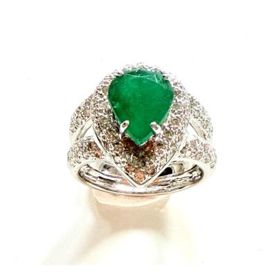 une image représentant une bague ornée d'une émeraude en forme de cœur entourée de diamants