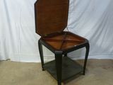 une petite table sur laquelle se trouve un miroir