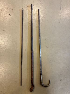 deux vieux outils sont posés l'un à côté de l'autre sur une table