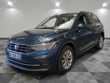 un SUV Volkswagen bleu garé dans une pièce au sol carrelé