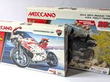 deux jouets en boîte représentant une moto sur une surface blanche