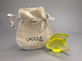 un petit sac contenant une fleur jaune