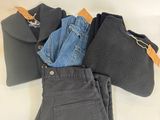 un tas de vêtements et un portefeuille posés sur une table