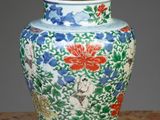 un vase posé sur une table avec une lampe dessus