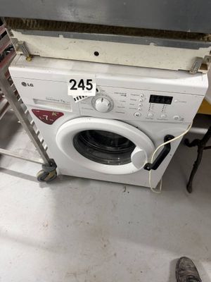 une machine à laver posée sur le sol