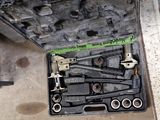 une trousse à outils dans une mallette posée par terre