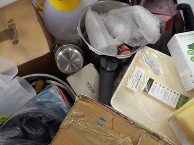 beaucoup de nourriture posée sur une table