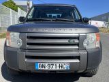 un Land Rover gris garé sur le bord de la route
