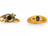 deux bagues en or serties de saphirs et de diamants sur fond blanc