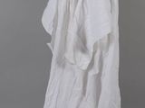 une photo représentant une chemise blanche et une robe blanche sur un mannequin
