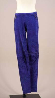 Le mannequin porte un haut blanc et un pantalon bleu.