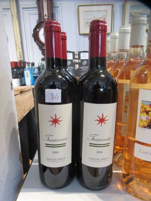 trois bouteilles de vin posées sur le comptoir d'un magasin