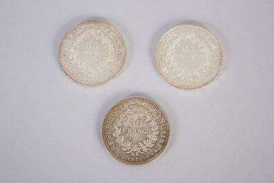 trois types de pièces différents sont présentés sur une surface blanche