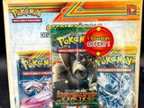 gros plan d'une boîte de cartes pokemon sur une table