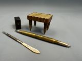 un stylo, un couteau et une boîte posés sur une table