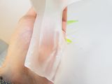 une personne tenant un morceau de plastique dans la main