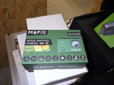 une boîte verte posée au sommet d'une pile de papiers
