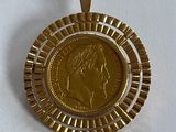 une pièce d'or au centre d'un pendentif en or