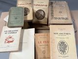 de nombreux livres posés sur une table