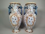 deux vases posés côte à côte sur une table