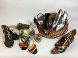 plusieurs paires de chaussures pour femmes et un panier posés sur une table