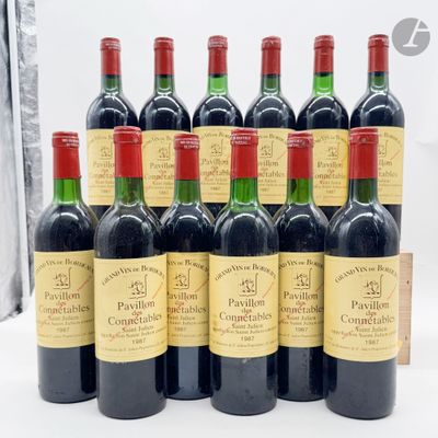 six bouteilles de vin rouge sont alignées sur une surface blanche