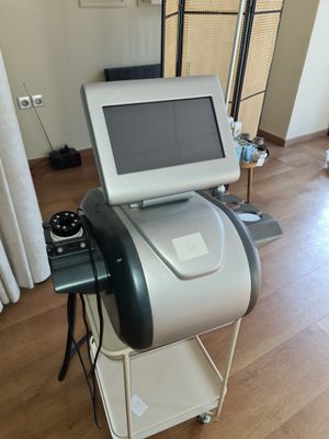 une photo d'un appareil médical posé sur un chariot dans un salon