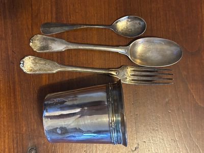 quatre cuillères et deux cuillères posées sur une table