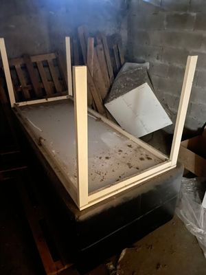 un lit encastré dans un mur d'une pièce