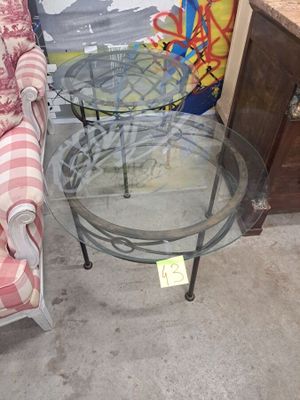 une table en verre et deux chaises dans une pièce