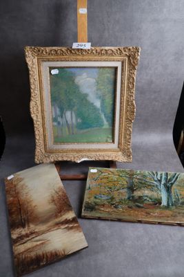 trois tableaux représentant des arbres sont exposés sur une table, à côté d'un chevalet