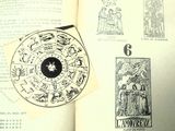 un livre ouvert sur lequel figure le dessin d'une roue du zodiaque