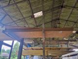 une image d'un bâtiment dont le toit est en bois