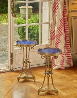 deux tables placées devant une fenêtre