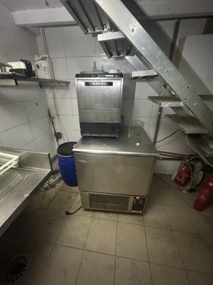 une image d'une cuisine commerciale avec des appareils en acier inoxydable