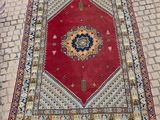 un tapis rouge et bleu posé sur un sol en briques