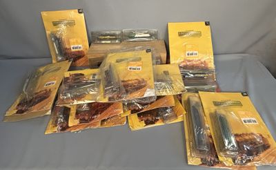 1 lot de 15 trains miniatures sous pochette et 4 sans pochet…