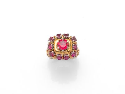 une bague en tourmaline rose et diamant