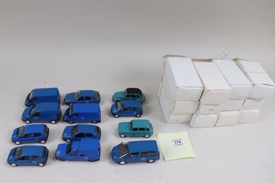 beaucoup de petites voitures et une boîte remplie de boîtes sur la table