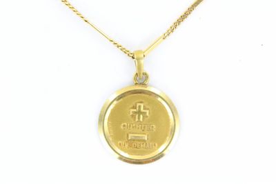 une photo d'un collier composé d'une pièce d'or sur laquelle est gravée une croix