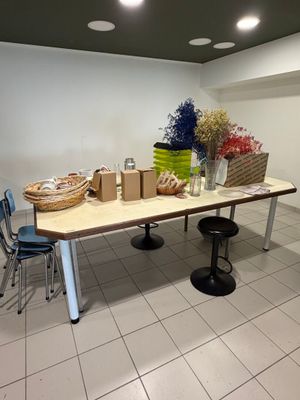 une table chargée de plats dans une pièce