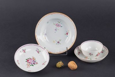 trois types différents de plats en porcelaine posés sur une table noire