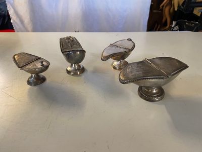quatre couverts posés sur une table blanche