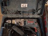 un outil dans une mallette posée ouverte sur le sol