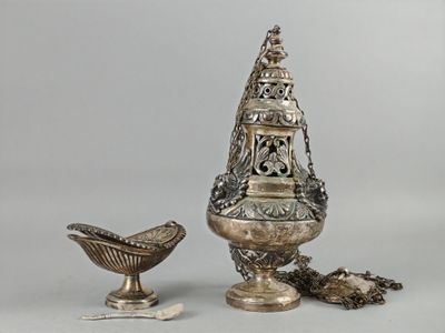 deux vases en argent posés l'un à côté de l'autre sur une table